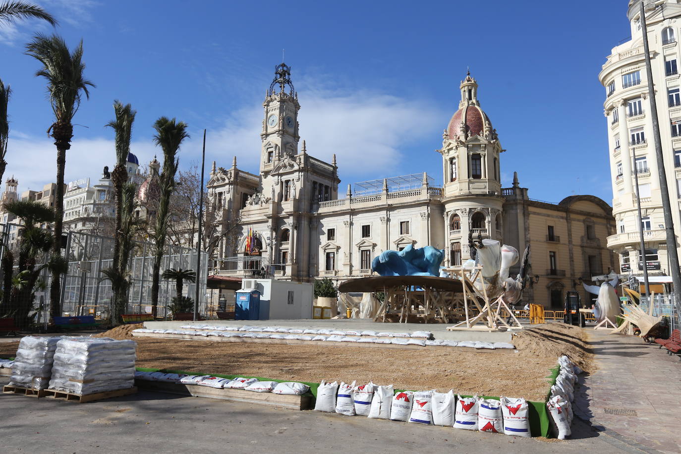 La falla municipal toma la plaza del Ayuntamiento