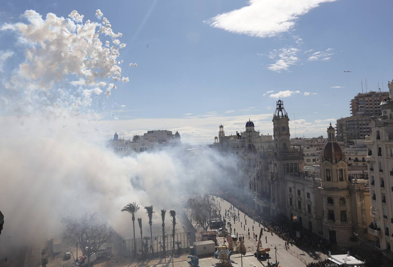 Mascletà de este lunes en la Plaza del Ayuntamiento.