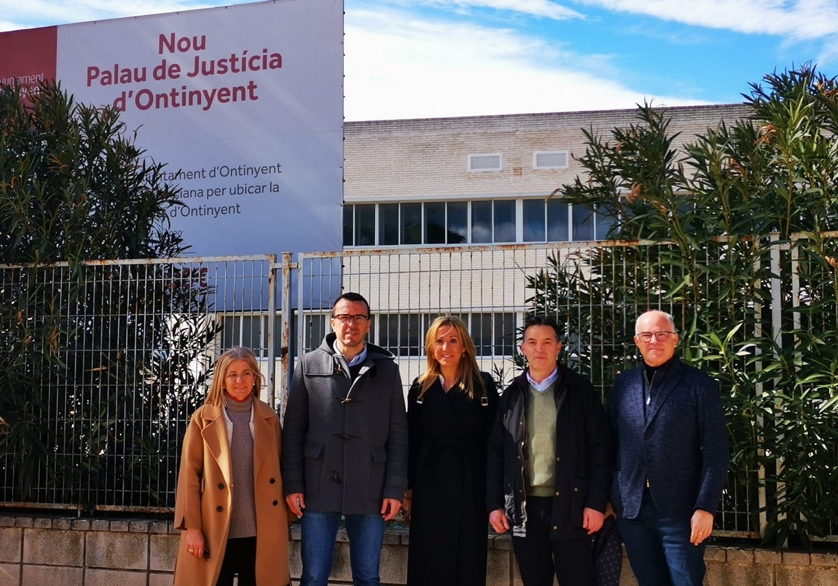 Mompó en su visita a Ontinyent junto al candidato a la alcaldía.