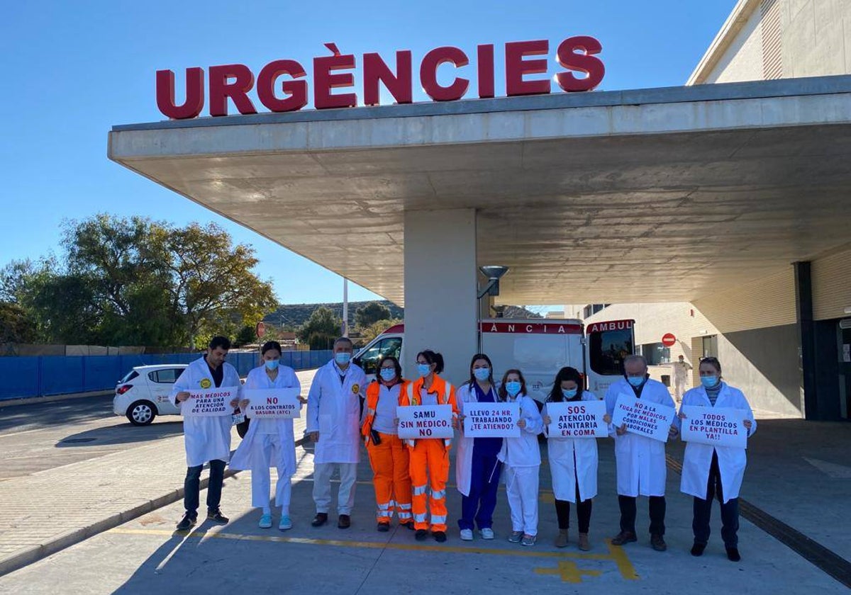 Concentración de médicos a las puertas del servicio de Urgencias del hospital de Llíria, este lunes.