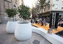 Ribó, Fuset y Robles, en la plaza Baró de Cortés.