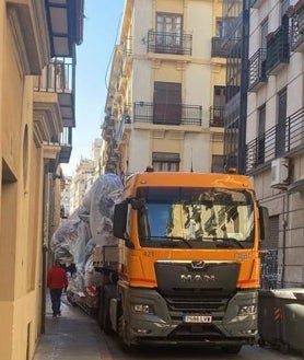 Imagen secundaria 2 - Llegada de piezas a la falla de El Pilar. 