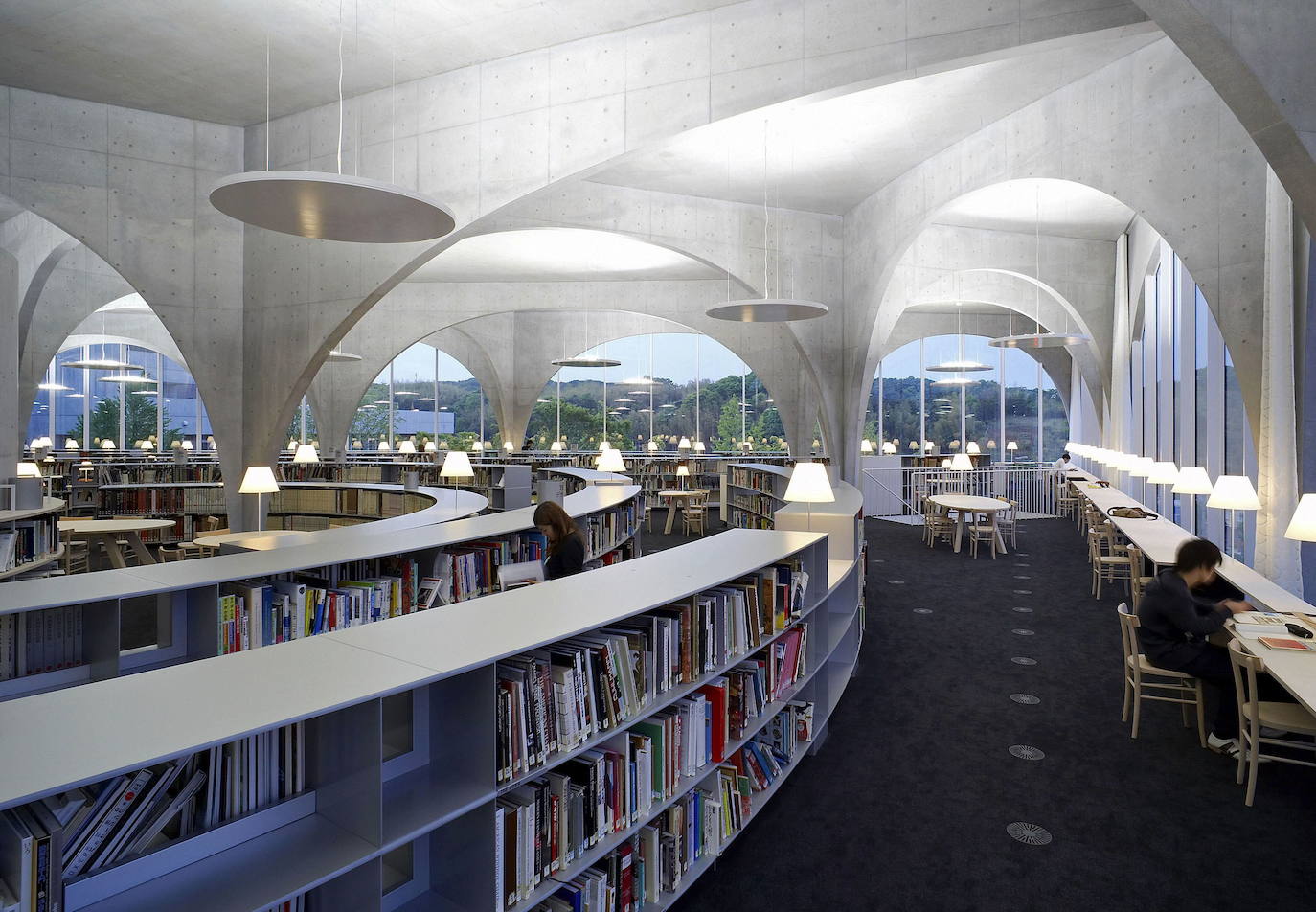 Interior de la biblioteca de la Universidad Tama Art de Tokio (Toyo Ito)