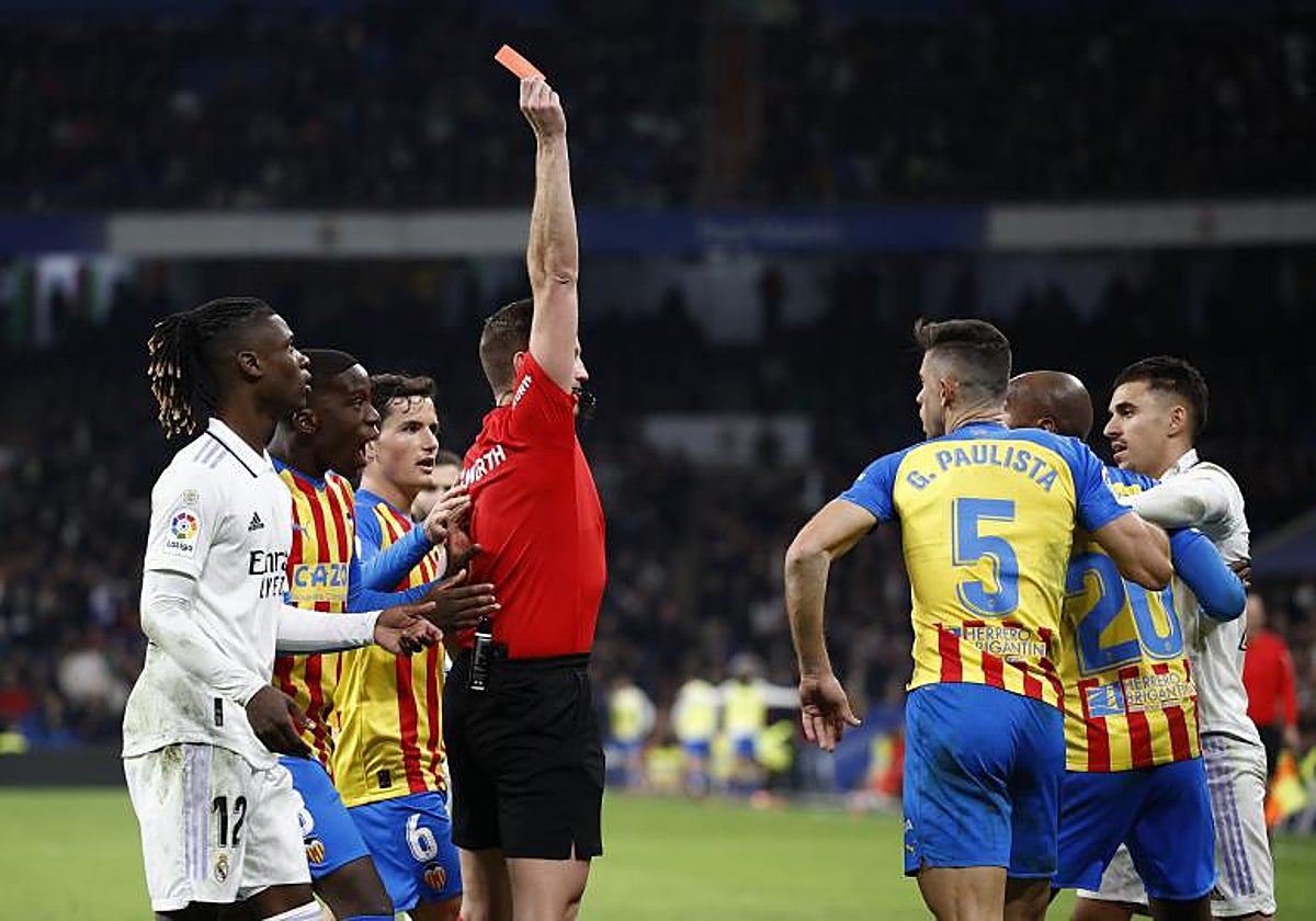Alberola Rojas expulsando a Paulista en el encuentro frente al Real Madrid.