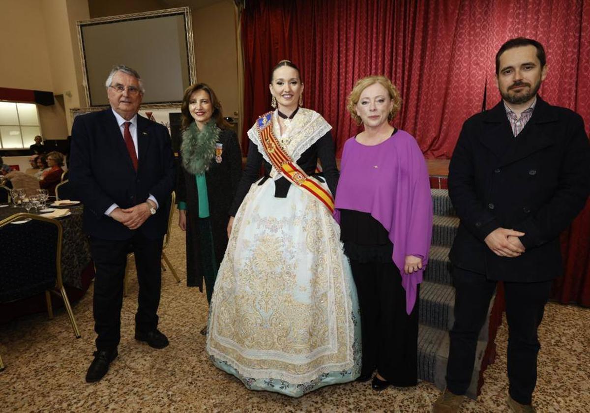 El presidente de Lo Rat Penat, Enrique Esteve; la Regina dels Jocs Florals, Marta Lonso; la fallera mayor de Valencia Laura Mengó; la poetista Ampar Cabrera y Óscar Rueda, directivo de Lo Rat Penat.