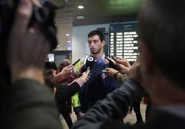 Quique Llopis en su llegada al aeropuerto de Valencia