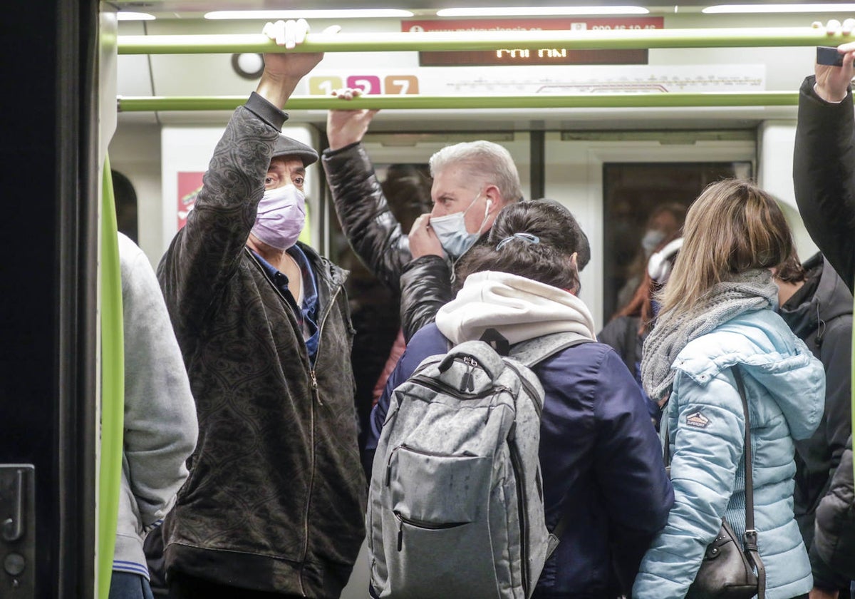 Pasajeros en el interior de un vagón del Metro.