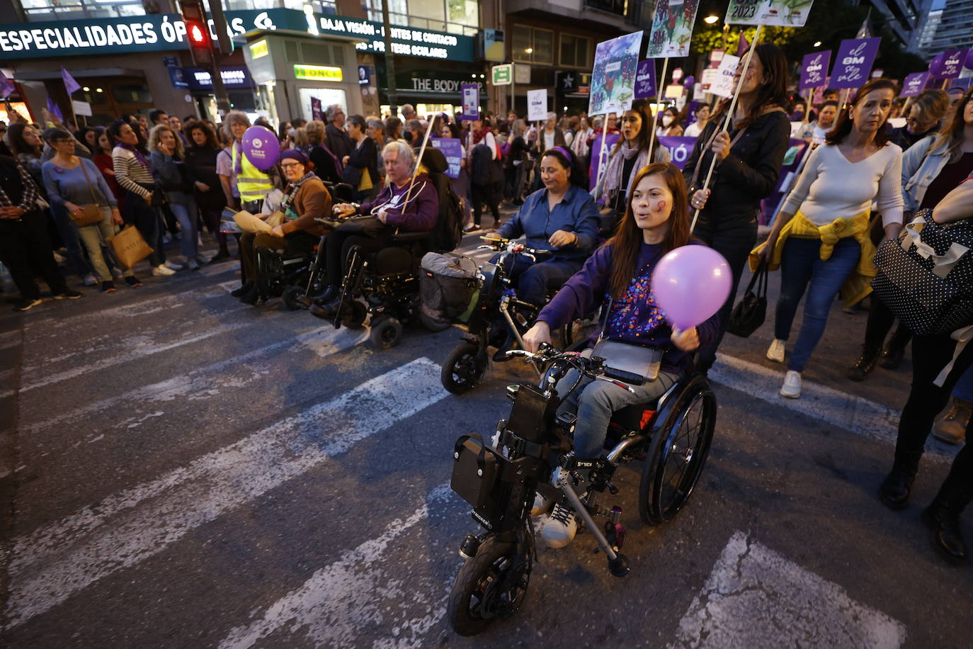 Las calles de Valencia se llenan con la manifestación del 8-M