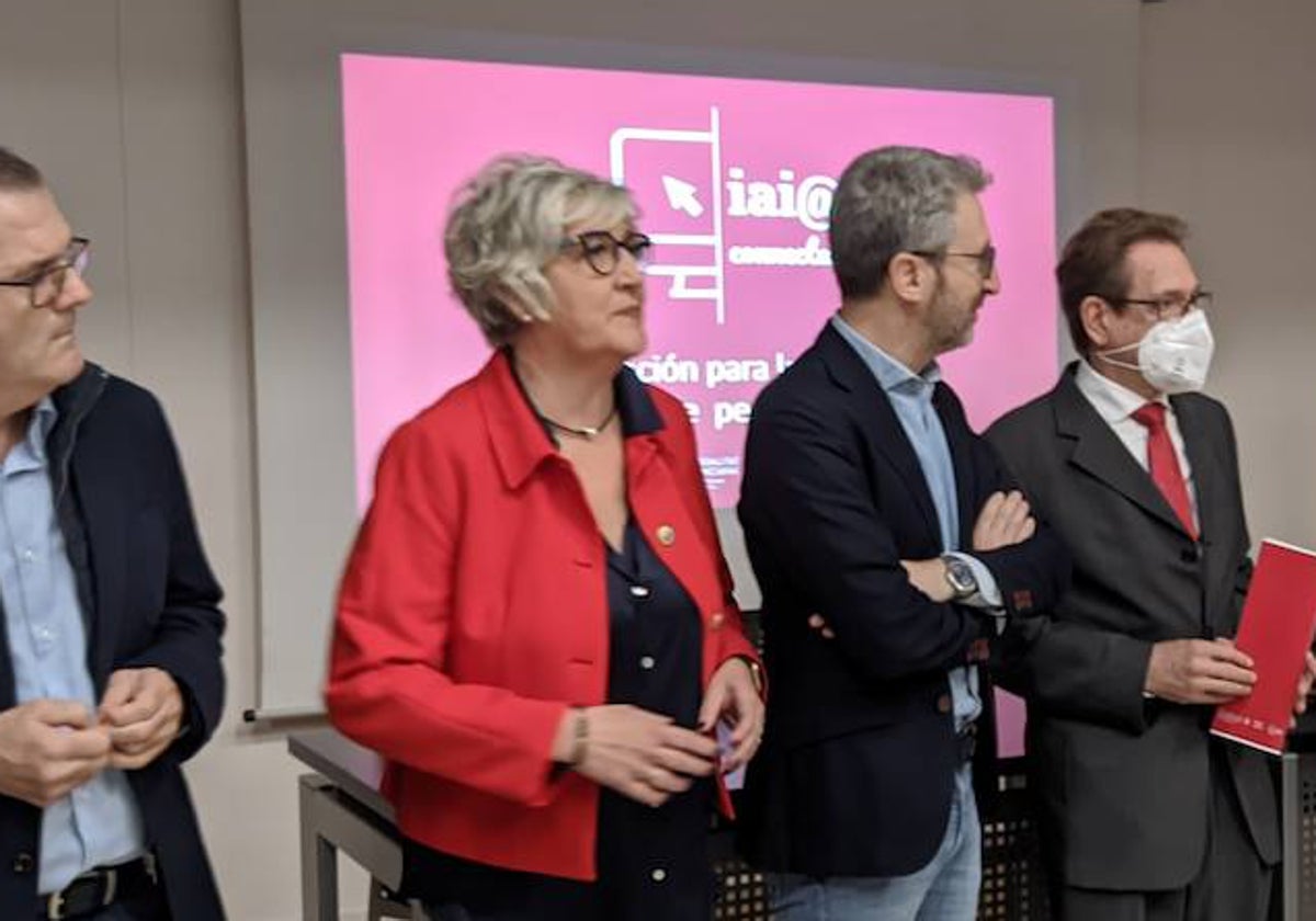 Sara Diert junto a miembros del Consell.