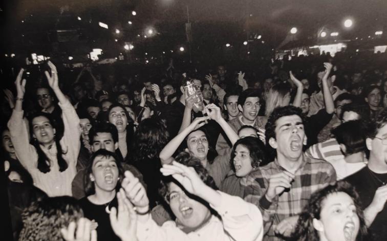 Imagen principal - Los conciertos se realizaban en la Alameda, pero también había en la plaza del Ayuntamiento antes de la mascletà y en la plaza de toros. 