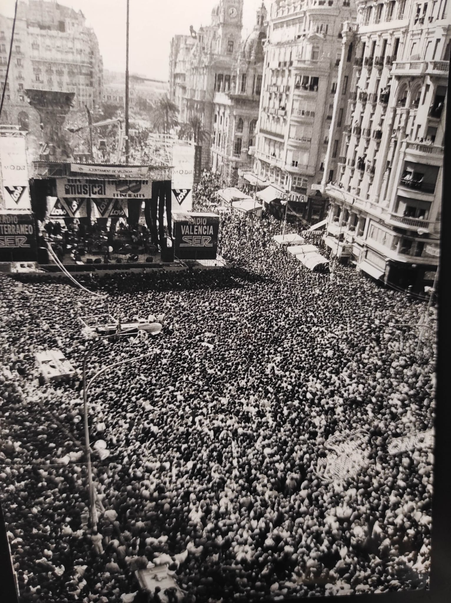 Los Conciertos de Fallas de los años 90 en Valencia: de la Alameda a la plaza del Ayuntamiento