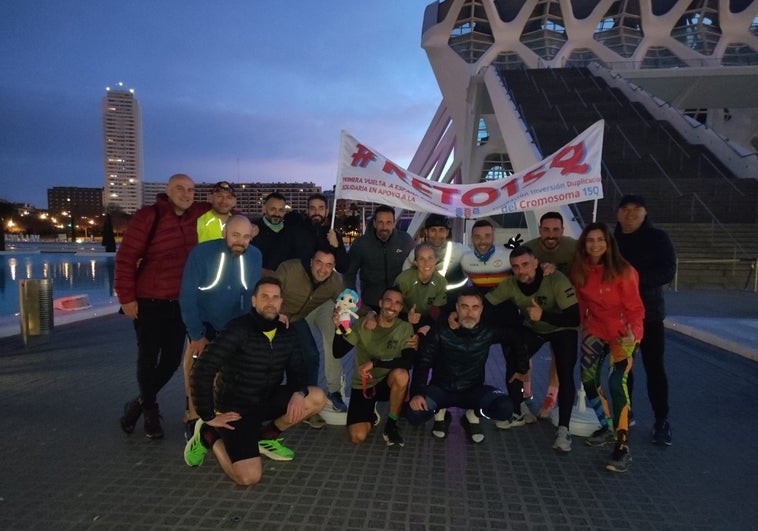 Organizadores y participantes de la carrera solidaria.