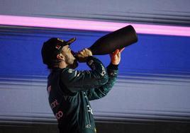 Alonso celebra su podio en Bahrein.