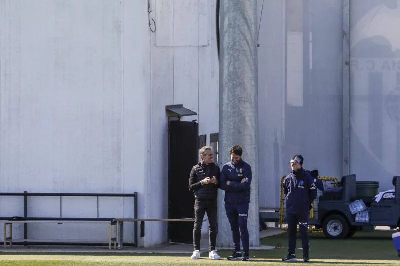 Corona, actual secretario técnico, presencia el entrenamiento del Valencia.