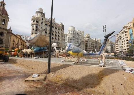 Imagen secundaria 1 - Rampa de madera en la parte trasera de la falla, arena para nivelar las rampas y escena con un pato de la Albufera. 