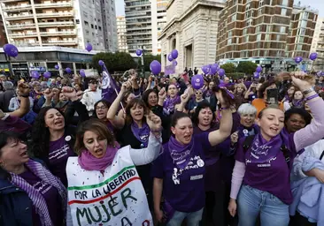 Manifestaciones del 8-M en Valencia | El cántico «Irene Montero, dimisión»  protagoniza la manifestación del 8-M en Valencia | Las Provincias