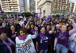 Manifestantes en la marcha feminista del 8-M en Valencia.