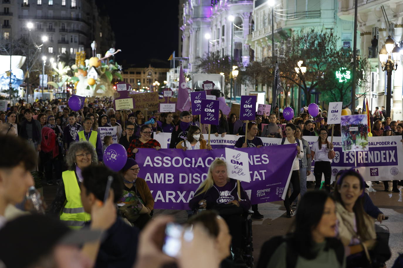 Las calles de Valencia se llenan con la manifestación del 8-M