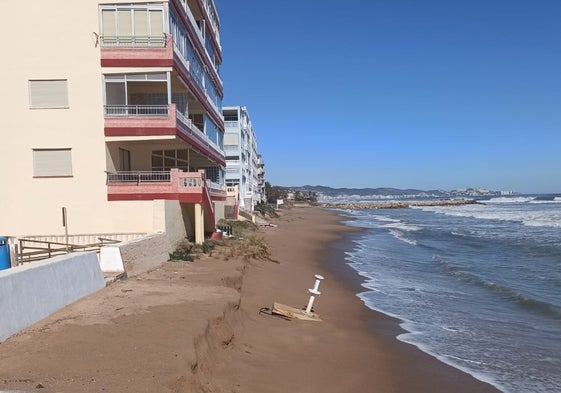 Estado del tramo urbano de la playa de Tavernes, donde el mar llega a los edificios.