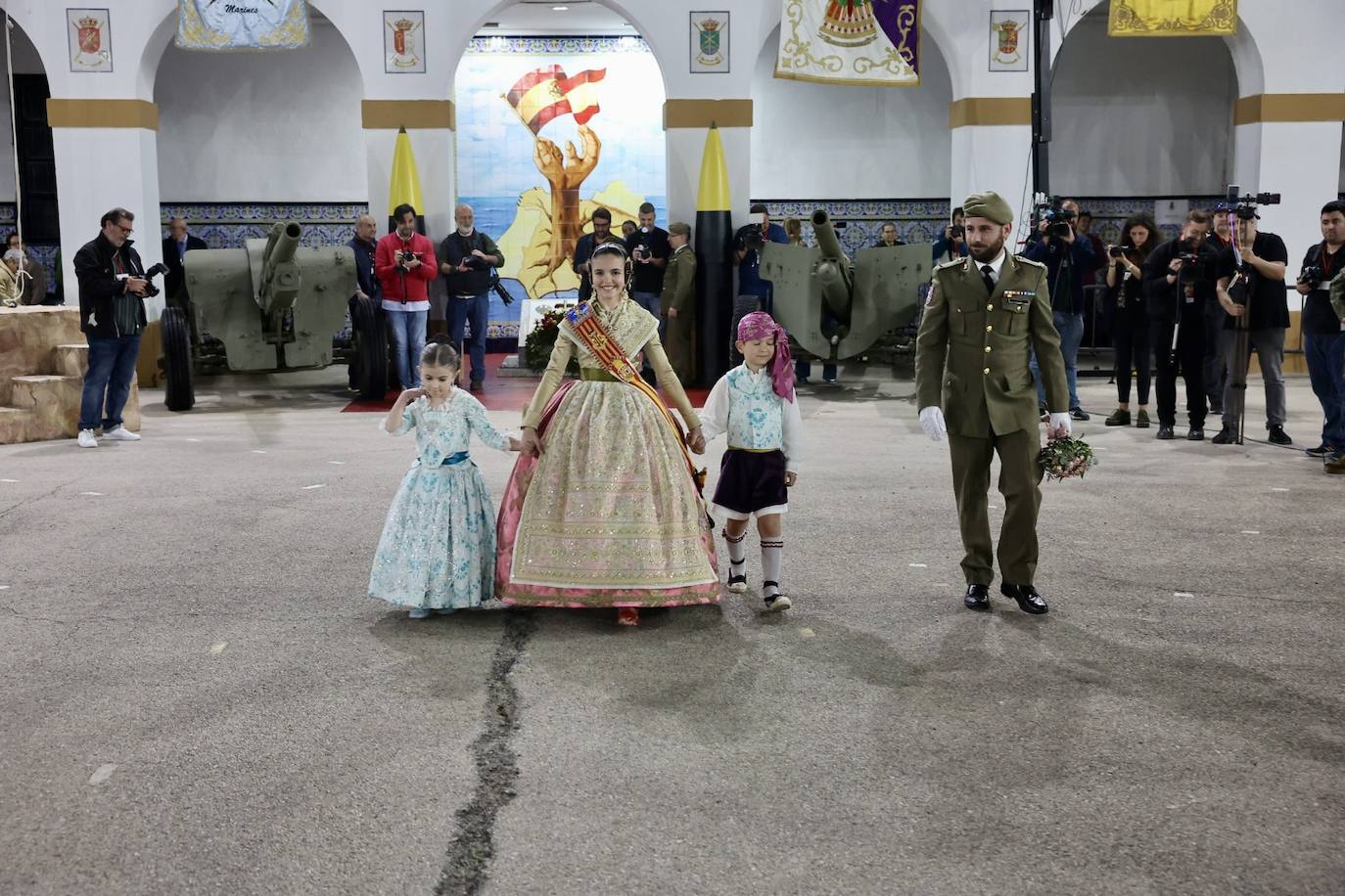 Homenaje de las Fuerzas Armadas a las falleras mayores de Valencia 2023