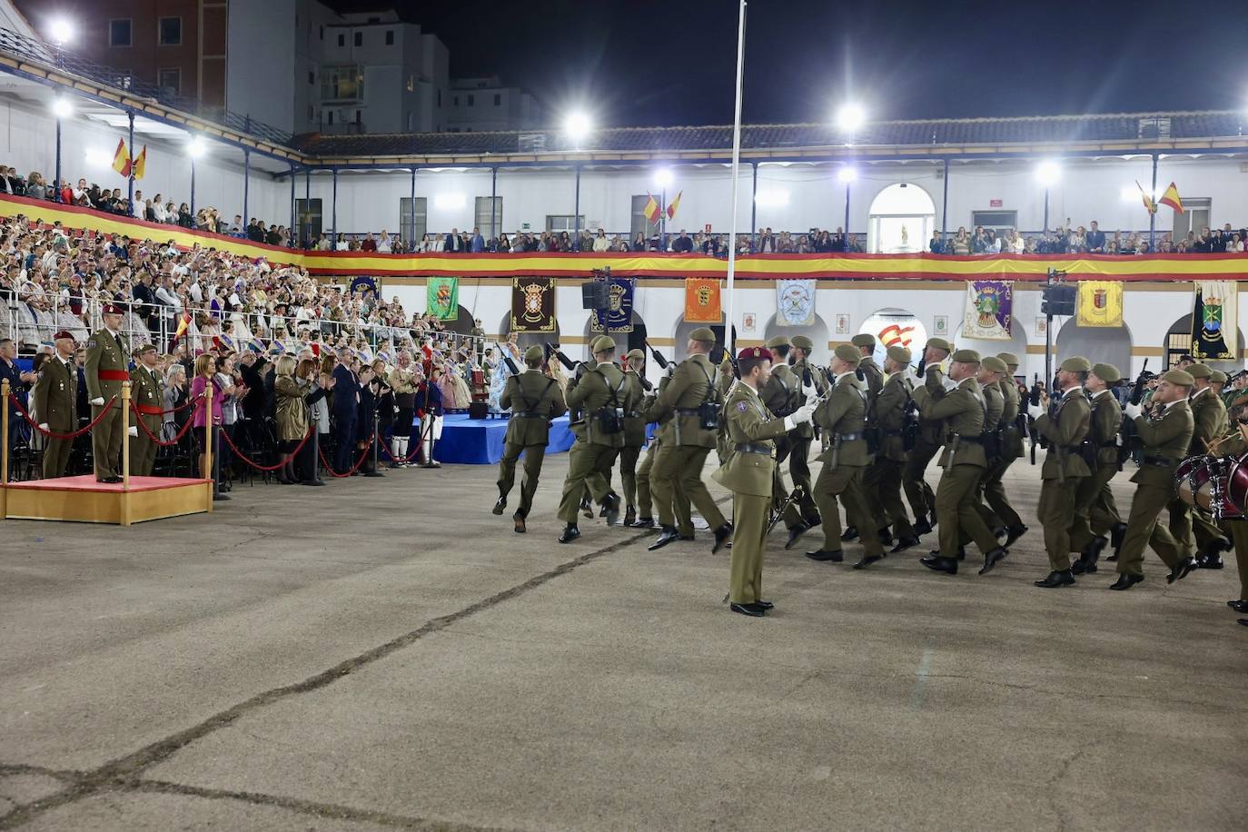 Homenaje de las Fuerzas Armadas a las falleras mayores de Valencia 2023