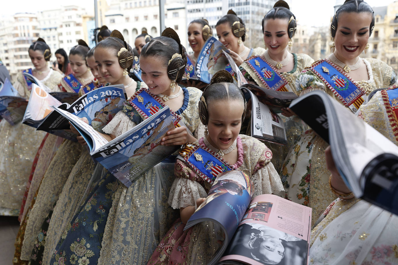 La Revista de Fallas de LAS PROVINCIAS se presenta en el balcón