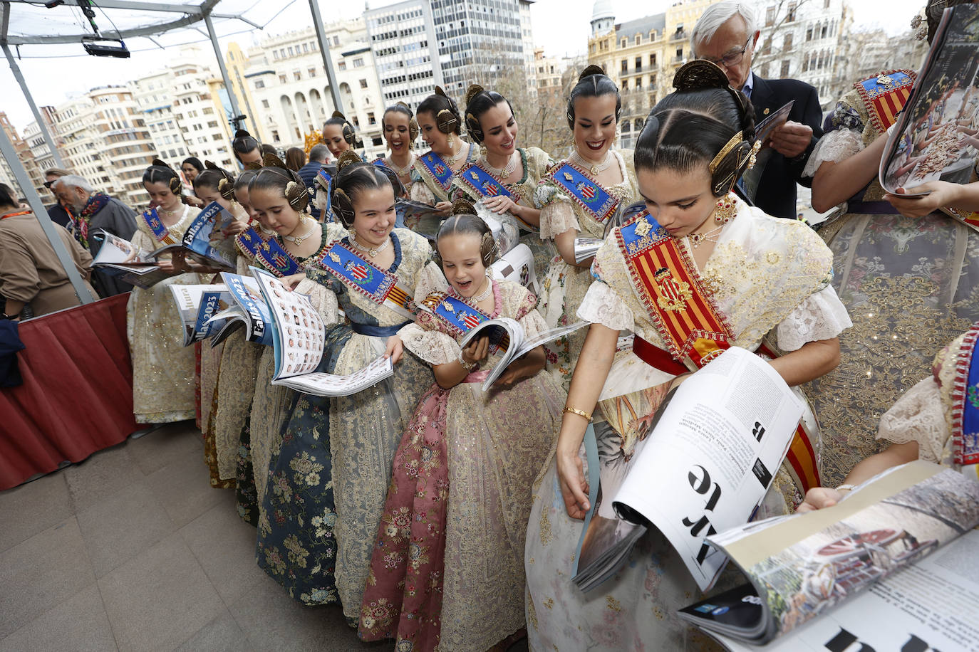 La Revista de Fallas de LAS PROVINCIAS se presenta en el balcón