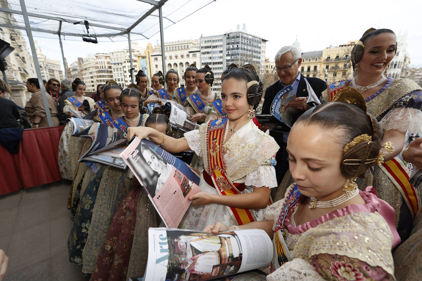 La Revista de Fallas de LAS PROVINCIAS se presenta en el balcón