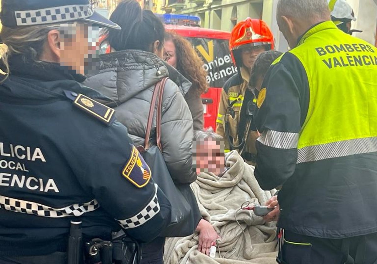 La mujer atendida por los policías y bomberos.