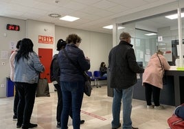 Pacientes esperan su turno frente al mostrados de un centro de salud valenciano.