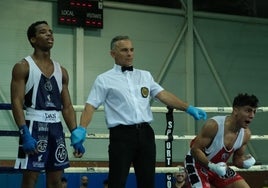 El árbitro proclamando como vencedor a Eugenio Montoya en el Campeonato de España.