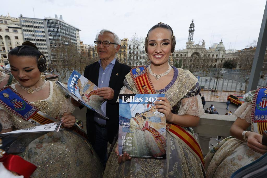 La Revista de Fallas de LAS PROVINCIAS se ha presentado en el balcón del Ayuntamiento. JESÚS SIGNES
