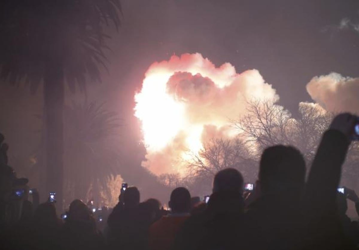 Mascletà nocturna en Valencia, en una imagen de archivo.