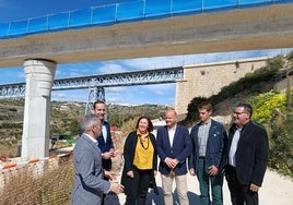 Dirigentes del PP en la comarca de la Marina Alta, junto al puente de Quisi.