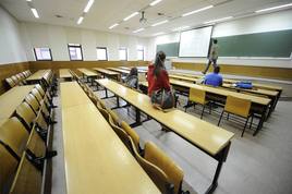 Tres alumnos y un profesor en una de las aulas de la Universitat Jaume I de Castellón (UJI) en una imagen de archivo