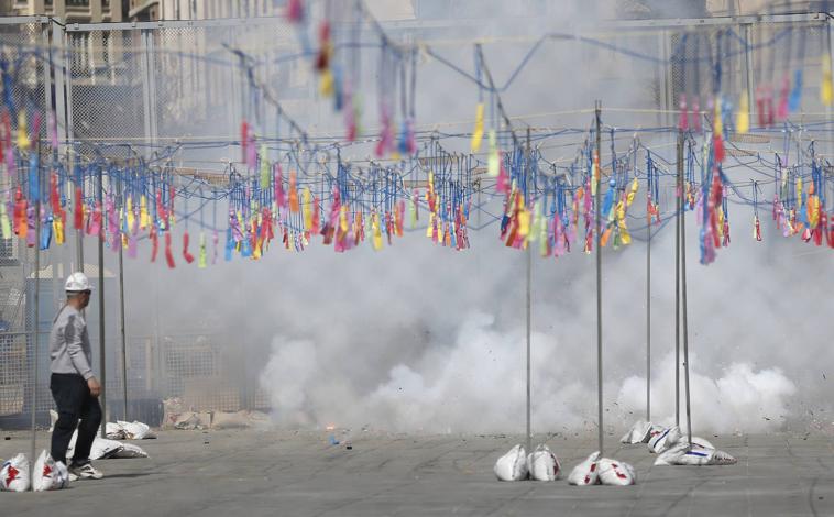 Imagen principal - Ambiente de Fallas un mediodía en Valencia