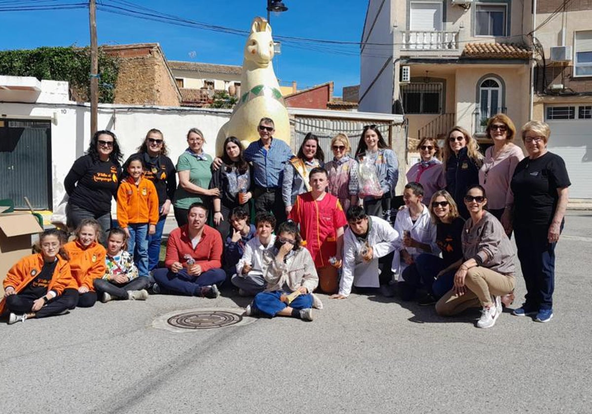 Estudiantes, maestras y falleros posan ante la falla Xampinyó.