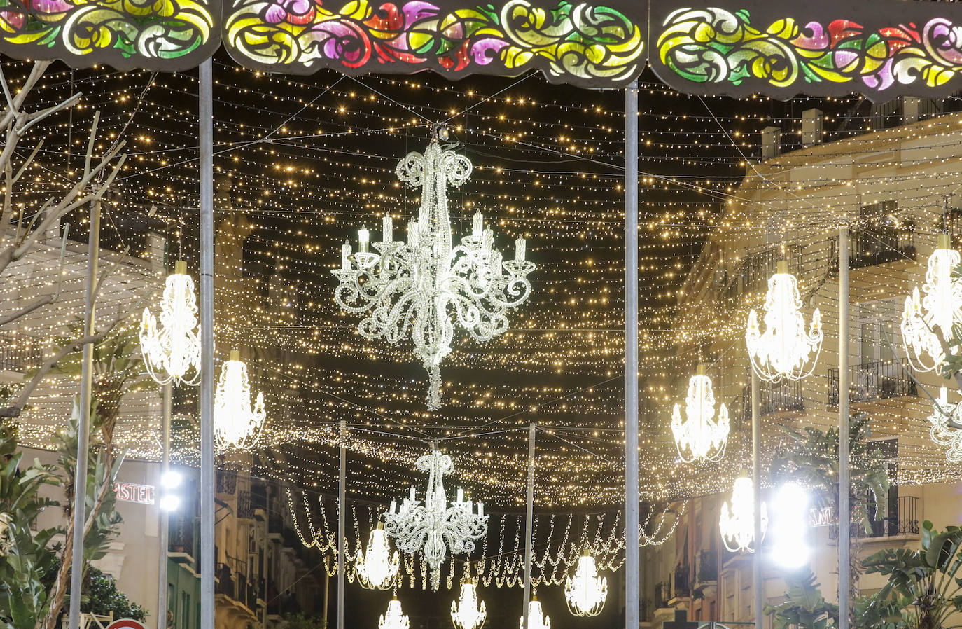 Valencia enciende sus calles iluminadas