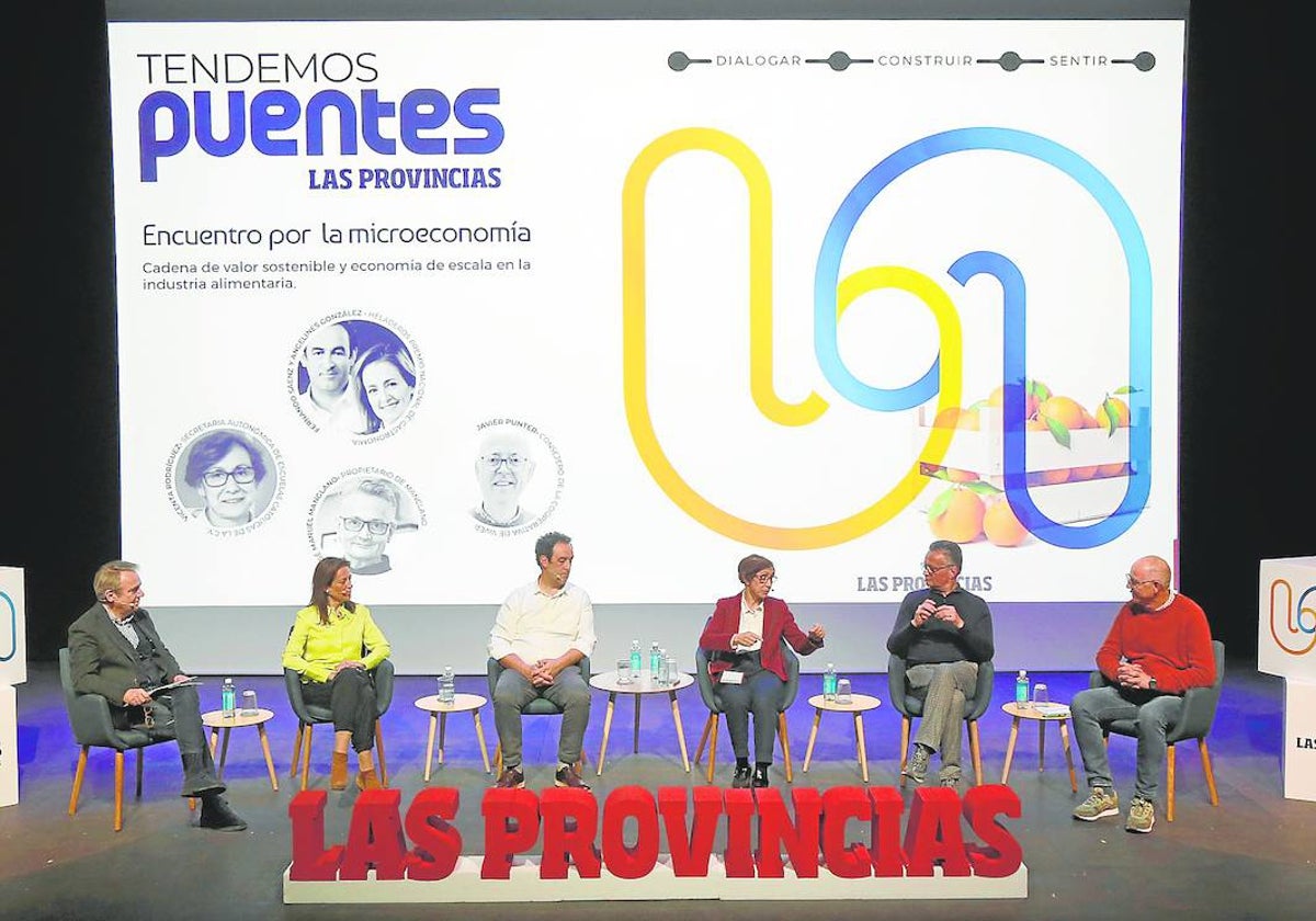 Los ponentes del debate 'Encuentro por la microeconomía', organizado por LAS PROVINCIAS, sobre los retos de una industria alimentaria sostenible y saludable.