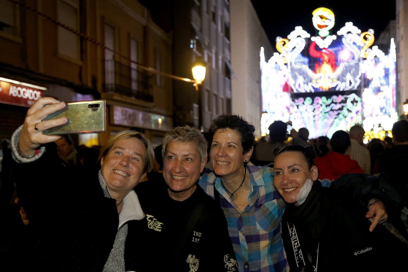 Valencia enciende sus calles iluminadas