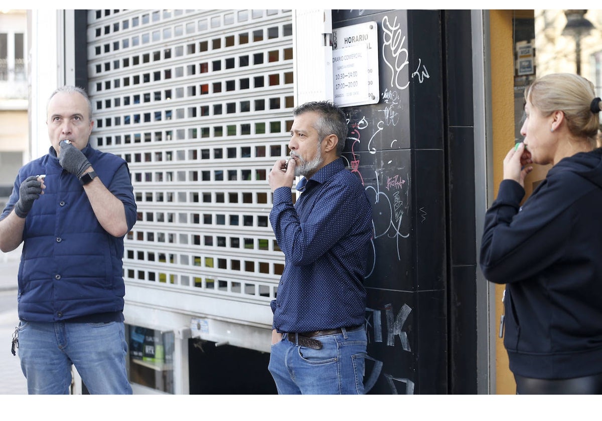 Tres comerciantes protestan con silbatos este viernes en el Botánico.