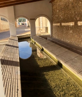 Imagen secundaria 2 - Un tramo de acequia musulmana, el molino harinero medieval y el lavador de Almiserà.