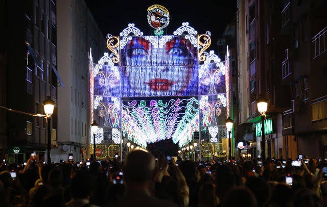 Valencia enciende sus calles iluminadas