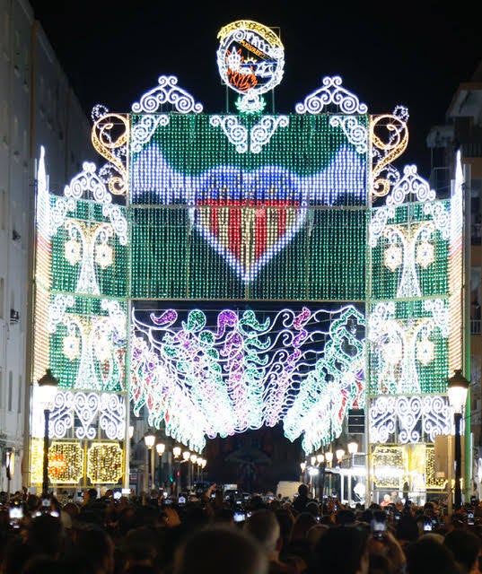 Valencia enciende sus calles iluminadas