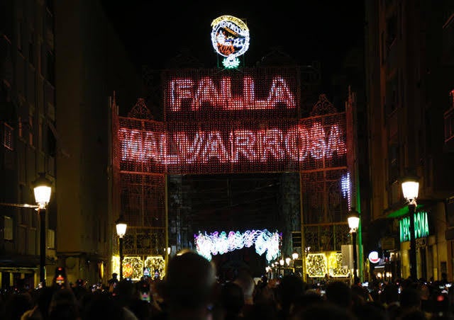 Valencia enciende sus calles iluminadas