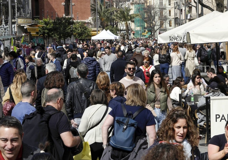 Ambiente fallero, con las calles y terrazas de restaurantes llenas.