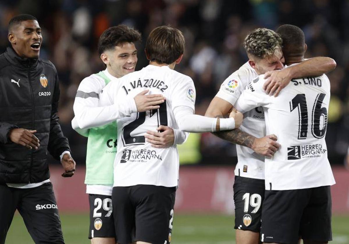 Los jugadores del Valencia celebranla victoria ante la Real Sociedad.