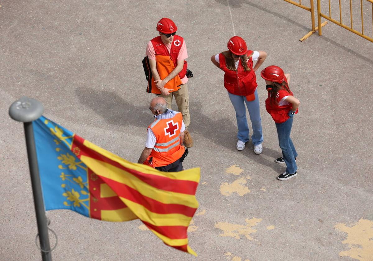 Voluntarios de la Cruz Roja en la plaza del Ayuntamiento.