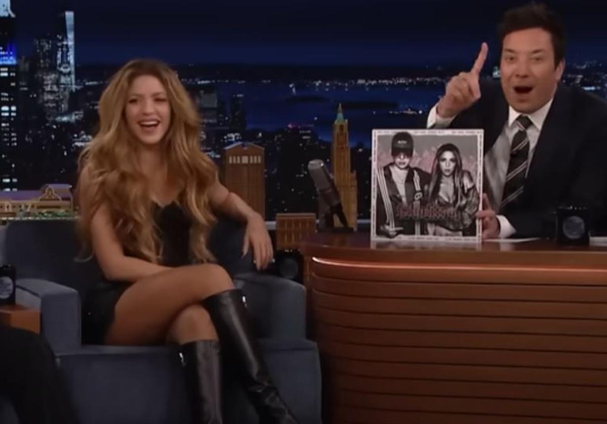 Un fotograma del programa de Jimmy Fallon con Shakira y Bizarrap.