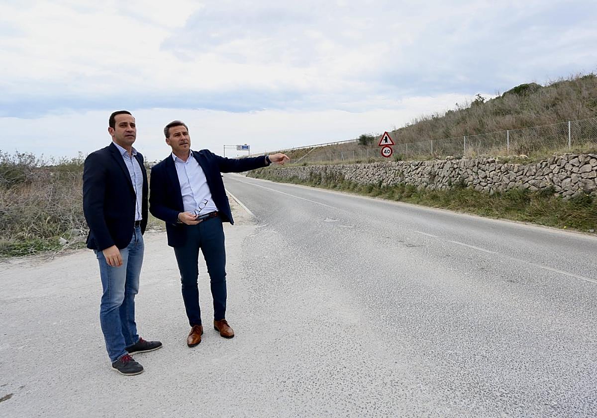 El diputado Morant y el alcalde de Benissa supervisan una obra.